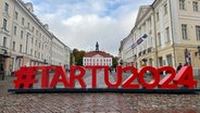 Schriftzug #tartu2024 als Skulptur auch der Straße © picture alliance/dpa | Alexander Welscher Foto: Alexander Welscher