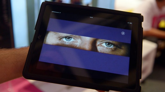 Der "Tatort"-Vorspann läuft auf einem Tablet © dpa Foto: Rainer Jensen