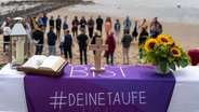 Am Strand findet eine Taufzeremonie statt. © picture alliance/dpa Foto: Izabela Mittwollen
