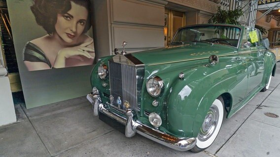 Elizabeth Taylors 1960er Rolls Royce Silver Cloud II Drophead, LSWC278 wird im Pierre Hotel, wo die Schauspielerin einst lebte, versteigert. © Picture Alliance/Pacific Press Foto: Lev Radin