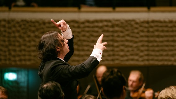 Der Dirigent Teodor Currentzis in der Elbphilharmonie © Elbphilharmonie Foto: Daniel Dittus