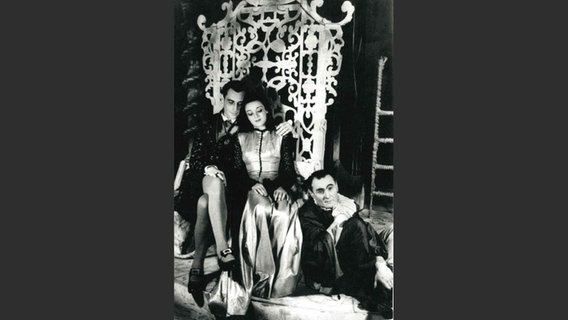 "Was ihr wollt" von William Shakespeare, 1946, Regie Heinz Klevenow, mit Emil Lohkamp (Orsino), Erni Wilhelmi (Viola), Willy Maertens (der "melancholische" Narr). Eröffnungspremiere der Spielzeit 1946/47. "Was ihr wollt" von William Shakespeare, 1946, Regie Heinz Klevenow, mit Emil Lohkamp (Orsino), Erni Wilhelmi (Viola), Willy Maertens (der "melancholische" Narr). Eröffnungspremiere der Spielzeit 1946/47. © Thalia Theater