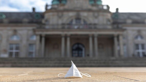 Eine Corona-Schutzmaske liegt auf dem Vorplatz vor dem GOP-Theater in Bad Oeynhausen. © Teresa Kröger 