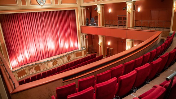 Blick auf eine Theaterbühne vom Zuschauerraum © picture alliance/dpa Foto: Peter Kneffel