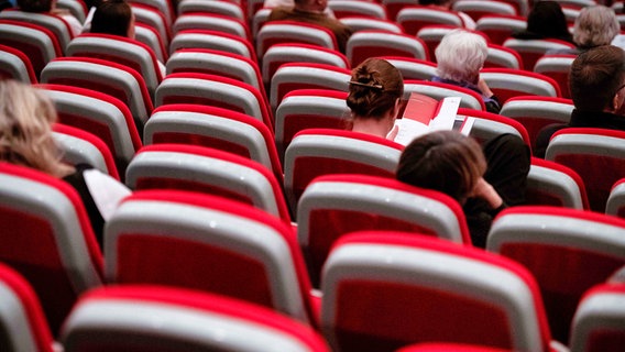 Zuschauer in einem Theaterraum mit coronabedingtem Abstand im Zuschauerraum. © picture alliance/dpa Foto: Fabian Strauch