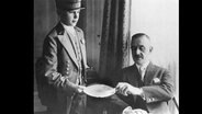 Der Literaturnobelpreisträger Thomas Mann im Hotel Adlon mit einem Pagen. © picture alliance/Kempinski Hotels 