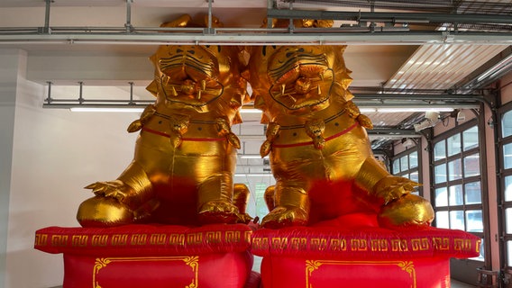 Zwei goldene Skulpturen stehen nebeneinander © NDR/Hajasch Foto: Frank Hajasch