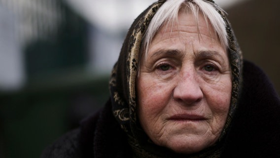 Eine alte Frau schaut traurig in die Kamera © picture alliance/dpa/AP | Markus Schreiber 