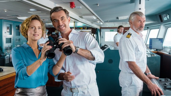 Kapitän Max Parger (Florian Silbereisen) gibt der Passagierin Veronika Bruckner (Wanda Perdelwitz) auf der Brücke des "Traumschiffs" ein Fernglas. © picture alliance/dpa/ZDF | Dirk Bartling Foto: Dirk Bartling
