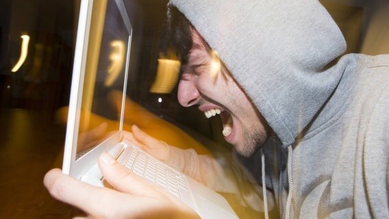Mann schreit seinen Laptop an © imago/Westend61 