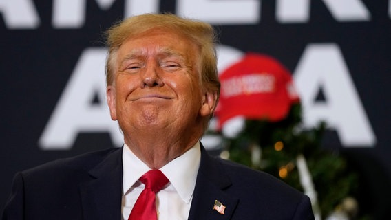 Donald Trump grinst während einer Wahlkampfveranstaltung © picture alliance/dpa/AP | Charlie Neibergall Foto: Charlie Neibergall