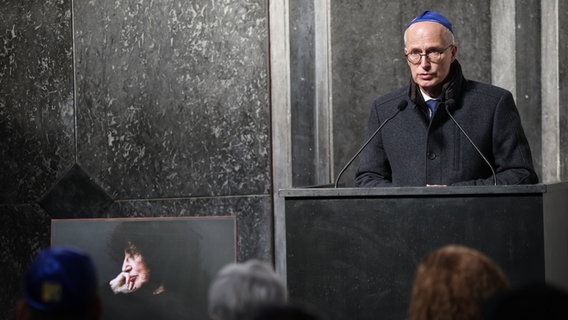 Hamburgs Bürgermeister Peter Tschentscher spricht bei der Trauerfeier für Peggy Parnass in der Trauerhalle zu den Trauergästen Hamburgs Bürgermeister Peter Tschentscher spricht bei der Trauerfeier für Peggy Parnass in der Trauerhalle zu den Trauergästen © Christian Charisius/dpa-Pool/dpa Foto: Christian Charisius/