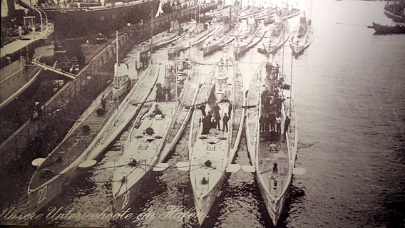 Eine Flotte deutscher U-Boote liegt im Hafen von Kiel (1914). © NDR Foto: Judith Pape