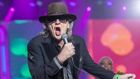 Udo Lindenberg steht bei einem Konzert seiner Tournee "Udopium Live 2022" auf der Bühne und singt in ein Mikrofon. © Jens Büttner/dpa-Bildfunk Foto: Jens Büttner