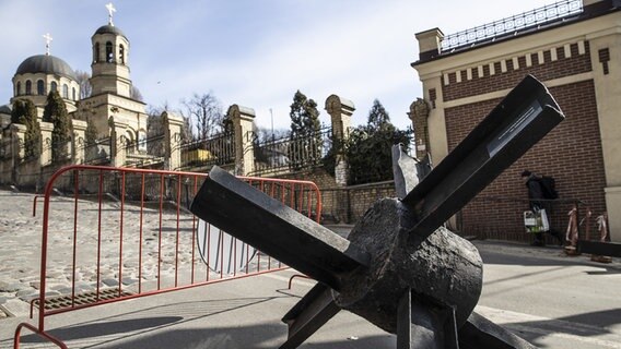 Eine Panzersperre vor einem Museum in Kiew, Ukraine © picture alliance / AA Foto: Emin Sansar