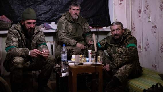 Drei ukrainische Soldaten in einer kleinen Hütte. © Agentur Focus/Sebastian Backhaus 