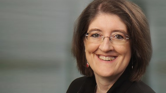 Eine Dame mittleren Alters mit dunkelem, schulterlangem Haar lächelt freundlich in die Kamera © Ulrike Gast privat 