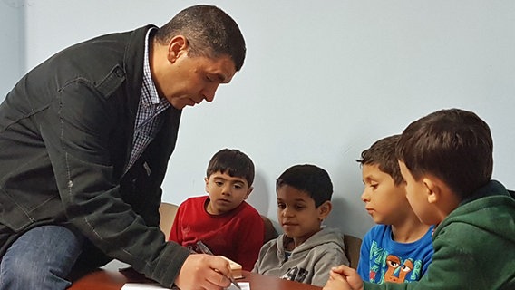 Ibrahim Abou Yournes unterrichtet Kinder in Arabisch in der Ibrahim-Al-Khalil Moschee in Osnabrück. © NDR 