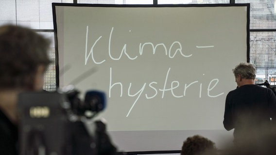 "Klimahysterie" steht bei einer Pressekonferenz nach der Bekanntgabe zum "Unwort des Jahres" 2019 auf einer Leinwand. © picture alliance/Frank Rumpenhorst/dpa Foto: Frank Rumpenhorst