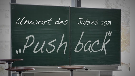 Schultafel mit der Aufschrift "Unwort des Jahres - Pushback" © picture alliance / SvenSimon | FRANK HOERMANN/SVEN SIMON 