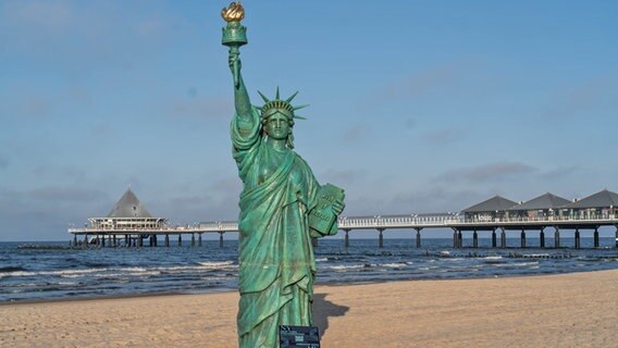 Die Freiheitsstatue in klein am Strand von Usedom. © Usedomer Musikfestival Foto: Geert Maciejewski