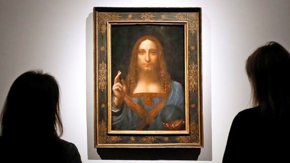Das Gemälde "Salvator Mundi" von Leonardo da Vinci wird von Besuchern des Auktionshauses Christie's begutachtet. © picture alliance/Kirsty Wigglesworth/AP/dpa Foto: Kirsty Wigglesworth