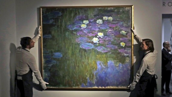 Das Gemälde "Nymphéas en fleur" von Claude Monet hängt im Auktionshaus Christie's. © picture alliance / AP Photo Foto: Matt Dunham