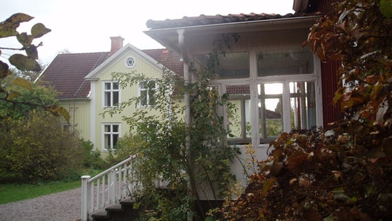 Blick vorbei an Astrid Lindgrens Geburthaus hin zum Elternhaus in dem sie später auch noch wohnte. © NDR Online Foto: Niclas Liljenbrunn