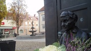 Astrid Lindgren Denkmal vor dem Rathaus auf dem Markplatz ihrer Geburtstadt Vimmerby. © NDR Online Foto: Niclas Liljenbrunn