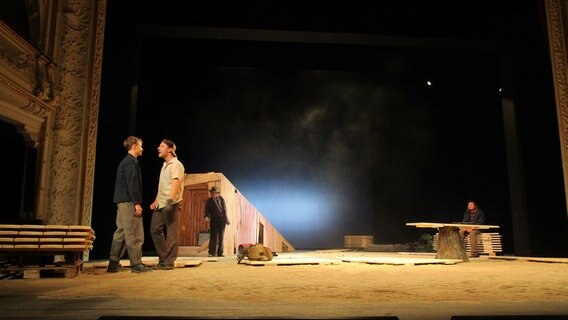 Szene aus dem Theaterstück "Von Menschen und Mäusen" © NDR Foto: Axel Seitz