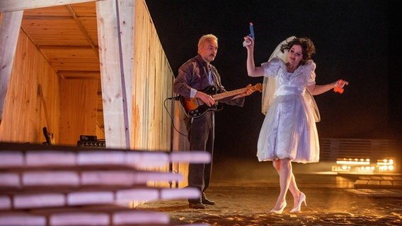 Frank Wiegard und Jennifer Sabel auf der Bühne © Mecklenburgisches Staatstheater Schwerin/Silke Winkler Foto: Silke Winkler