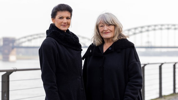 Sahra Wagenknecht und Alice Schwarzer - jeweils in schwarzen Mänteln. © picture alliance/dpa | Rolf Vennenbernd 