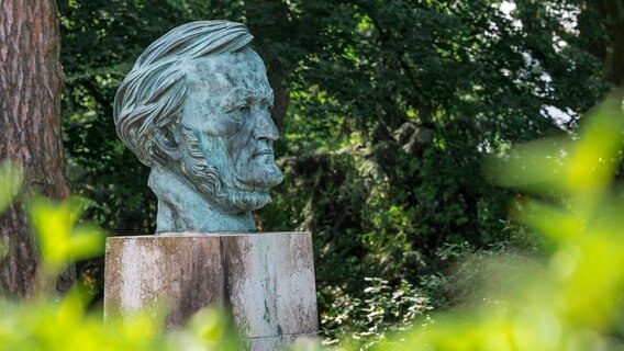 Die Büste von Richard Wagner des Bildhauers Arno Breker am Grünen Hügel. © picture alliance/dpa | Daniel Vogl 