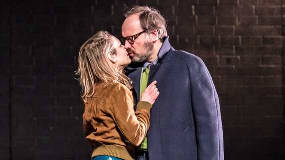 Ein Mann und eine Frau küssen sich fast auf der Bühne bei der Premiere des Stücks ""Wanja in der Gaußstraße" am Thalia Theater Gaußstraße © Krafft Angerer Foto: Krafft Angerer