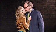 Ein Mann und eine Frau küssen sich fast auf der Bühne bei der Premiere des Stücks ""Wanja in der Gaußstraße" am Thalia Theater Gaußstraße © Krafft Angerer Foto: Krafft Angerer