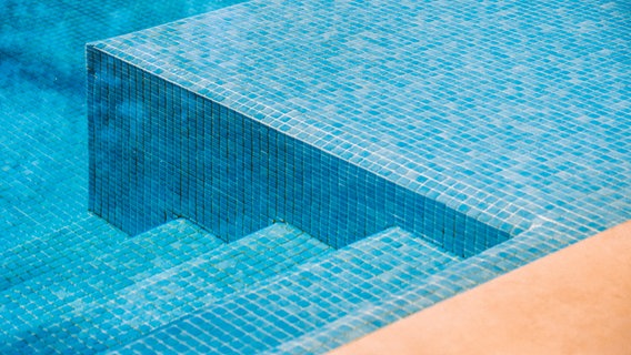 Einstieg in ein blau gekacheltes Schwimmbecken. © Addictive Stock / photocase.de Foto: Addictive Stock