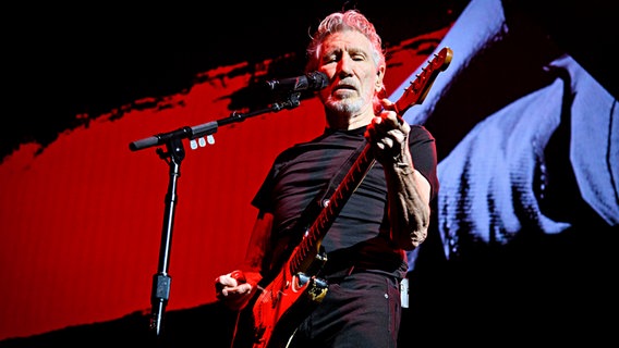 Roger Waters spielt Gitarre. © picture alliance / ZUMAPRESS.com | Angel Marchini 