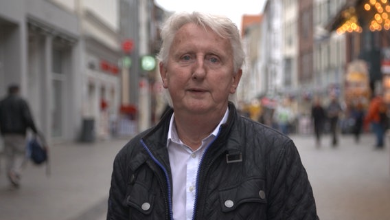 Werner Schaffer steht in einer Fußgängerzone © NDR.de 