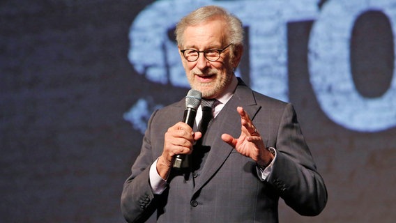 Steven Spielberg redet bei der Premiere von "West Side Story" in Los Angeles. © Walt Disney Studios 
