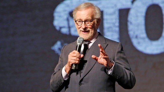 Steven Spielberg redet bei der Premiere von "West Side Story" in Los Angeles. Steven Spielberg redet bei der Premiere von "West Side Story" in Los Angeles. © Walt Disney Studios