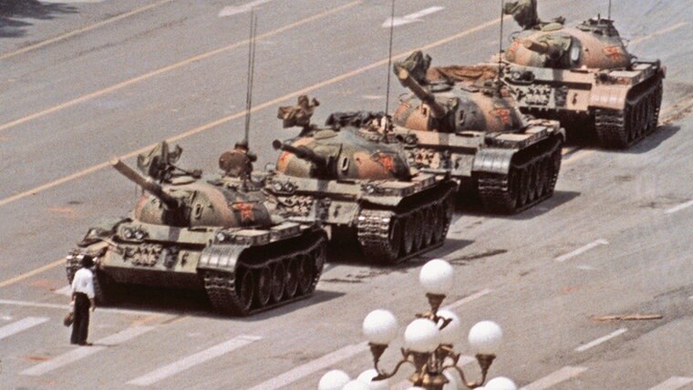 Das berühmteste Foto von Jeff Widener zeigt einen Mann, der sich während des Tian’anmen-Massakers vor eine Reihe von Panzern stellt. © Jeff Widener/AP Foto: Jeff Widener