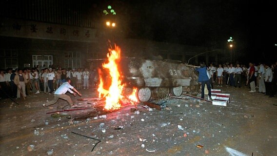 Nahe des Tian'anmen-Platzes setzen Demonstranten ein militärische Fahrzeug in Brand. © Jeff Widener/AP Foto: Jeff Widener