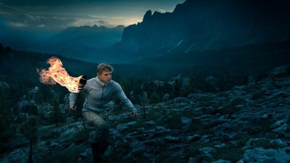 Ein Jugendlicher rennt mit einer Fackel in einer Berglandschaft. © WDR/X-Filme Creative Pool/Luis Zeno Kuhn 