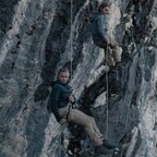 Zwei Jugendliche seilen sich an einem Berghang ab. © WDR/X-Filme Creative Pool/Luis Zeno Kuhn 