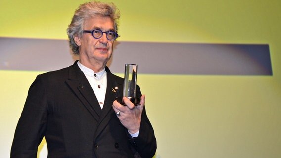 Der Autor, Regisseur und Fotograf Wim Wenders hält seinen Douglas-Sirk-Preis 2017 in der Hand © NDR Foto:  Patricia Batlle