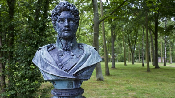 Die Büste des Dichters Theodor Körner in der Mahn- und Gedenkstätte Wöbbelin. Die Büste des Dichters Theodor Körner in der Mahn- und Gedenkstätte Wöbbelin. © (c) dpa Foto: Jens Büttner