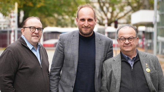 Der Schauspieler Gustav-Peter Wöhler (links) und der Chef des Hamburger Filmfests, Albert Wiederspiel (rechts) mit Moderator Daniel Kaiser. Der Schauspieler Gustav-Peter Wöhler (links) und der Chef des Hamburger Filmfests, Albert Wiederspiel (rechts) mit Moderator Daniel Kaiser.