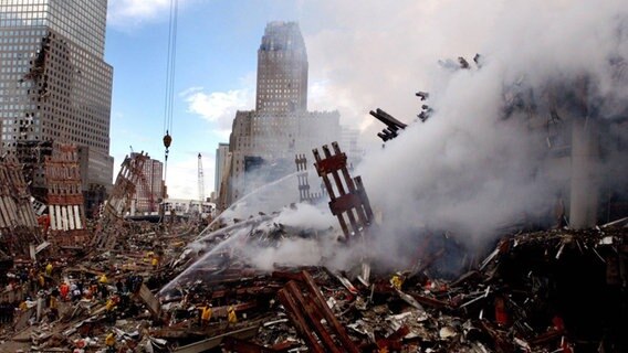 Die Ruine des World Trade Centers in New York nach dem Terroranschlag am 11. September 2001. © imago 