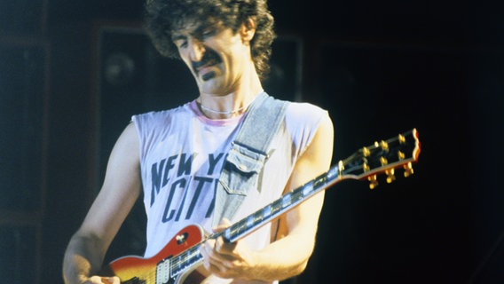 Frank Zappa spielt E-Gitarre und verzerrt das Gesicht. © picture-alliance / Frank Leonhardt | Frank Leonhardt 