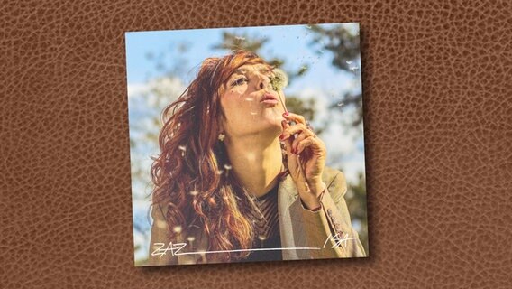 CD Cover "Isa" - eine rothaarige Frau haucht gegen eine Pusteblume. © Warner Music 